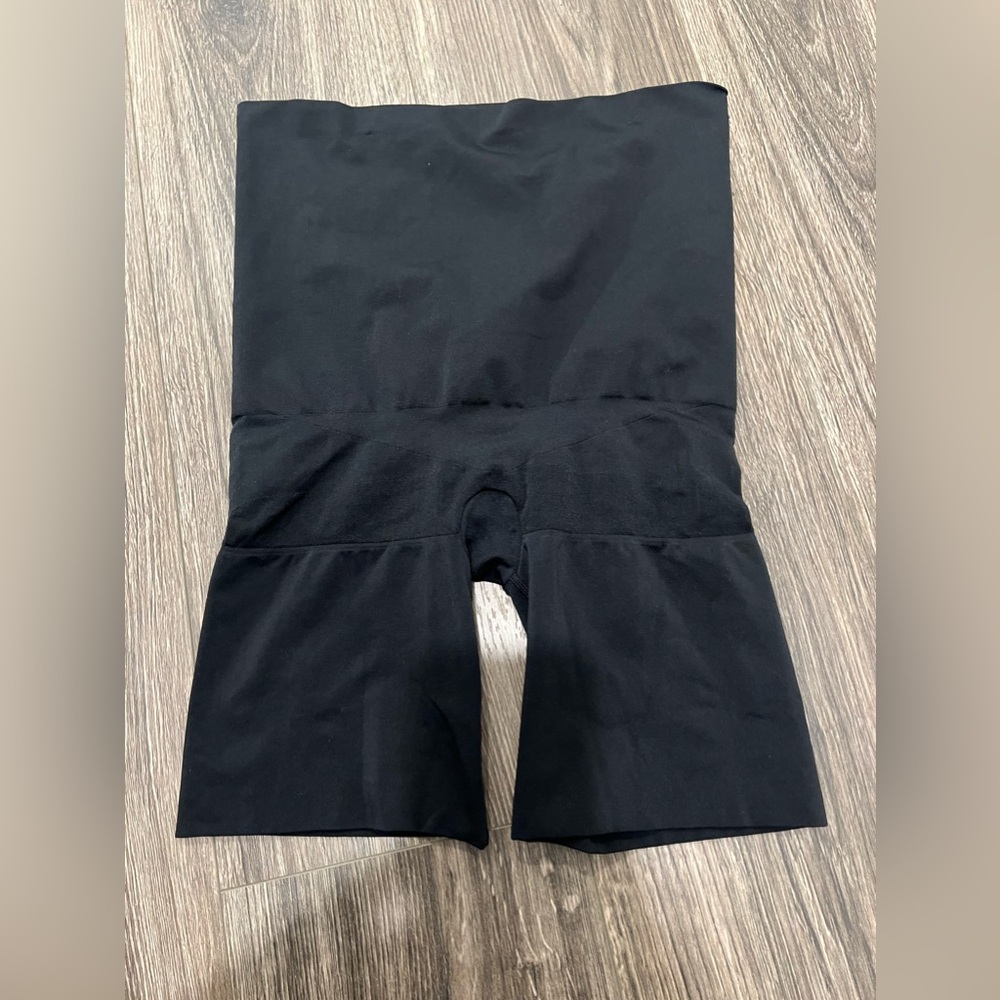 Assets by Spanx Shaping High Waist Short Size 1X (14/16)